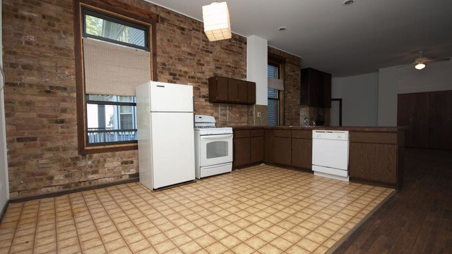 Building Photo - 910 W Wrightwood Ave