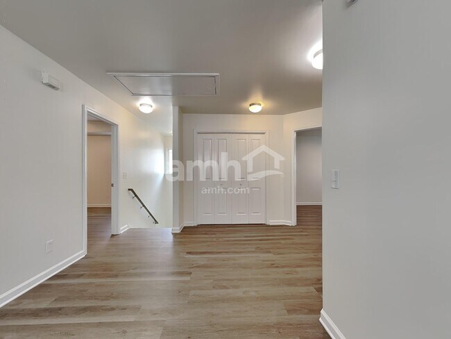 Building Photo - 220 Summer Hill Way