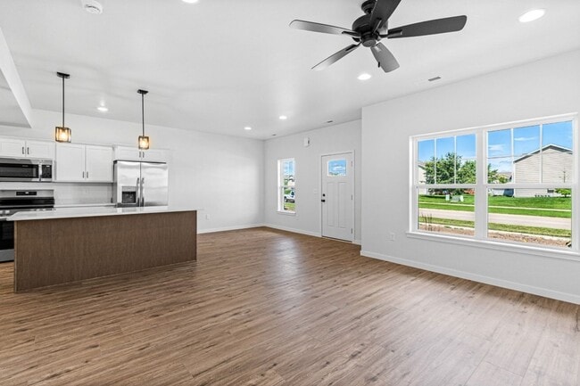 Building Photo - Wonderful 3 Bed Townhome with Large 2 Car ...