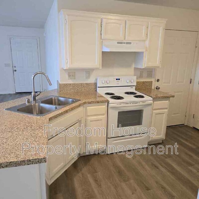 Building Photo - 1640 Pershing Ave