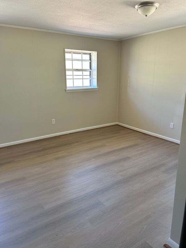 Building Photo - 305 Harris Ave