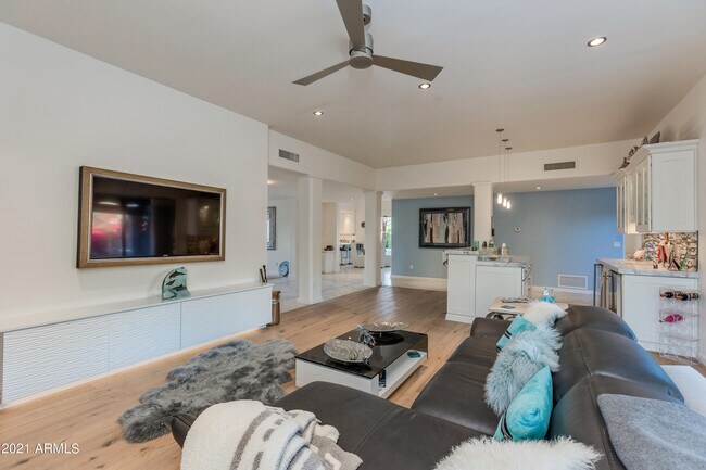 Building Photo - 4430 E Camelback Rd