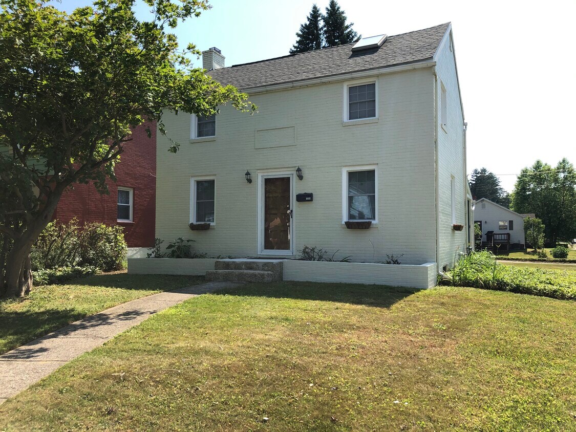 3004 Oakwood St, Erie, PA 16508