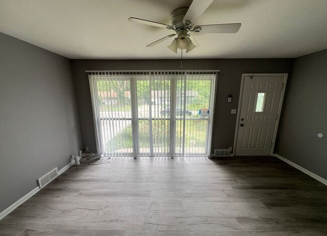 Building Photo - Cozy 3 Bedroom Home with Spacious Yard and...