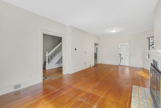 Building Photo - Charming 1906 Craftsman in Fremont — 3 Beds, Walk to Shops & Parks