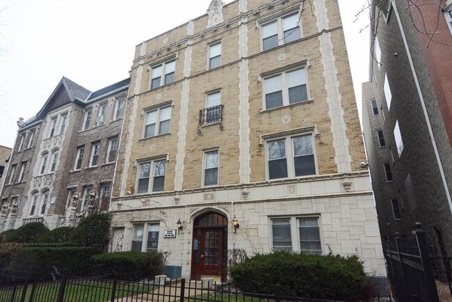 Building Photo - 648 W Wrightwood Ave