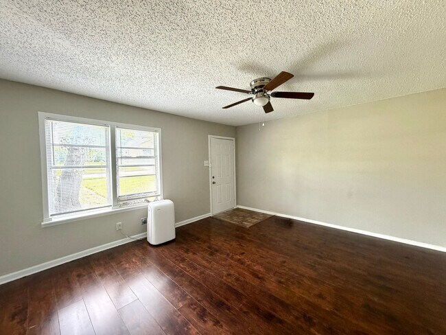 Foto del edificio - 6365 Hollis Ave