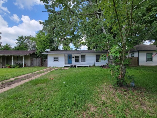 Building Photo - 111 Wisteria St