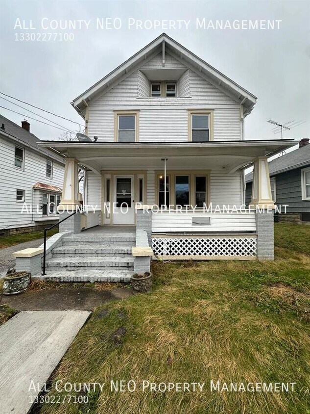 859 Brown St Unit Up, Akron, OH 44311 Room for Rent in Akron, OH