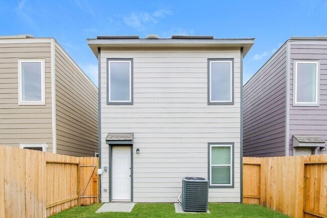 Building Photo - 15236 Estrella Rd E