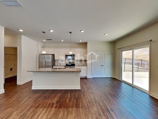 Building Photo - 528 Summit View Ct