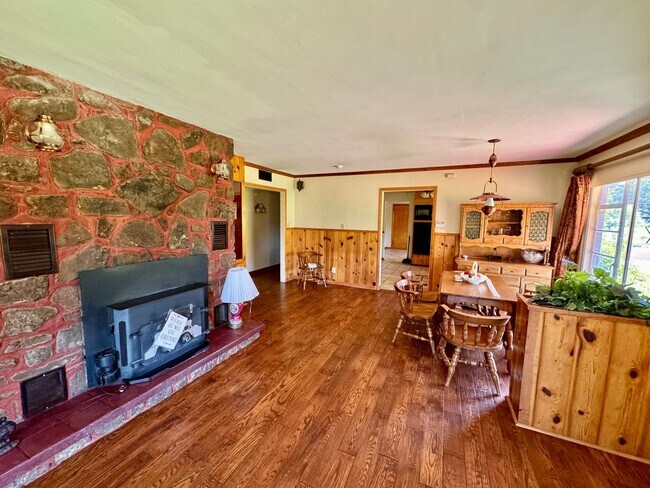 Building Photo - Cabin Like 3bd/2ba Home only 10 Minutes fr...