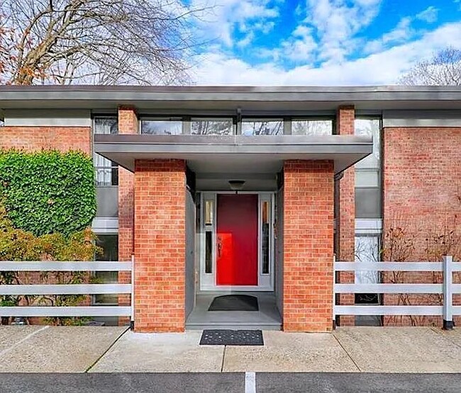 Foto del edificio - 160 Fairfield Woods Rd