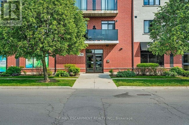 Building Photo - 170-170 Rockhaven Ln