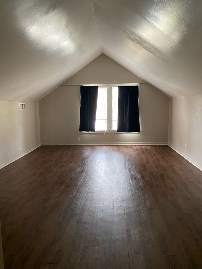 Building Photo - 800 Travis St