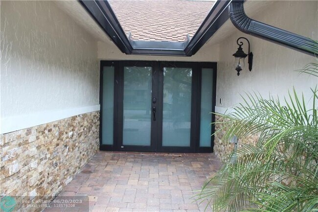 Foto del edificio - 2411 NW 103rd Ave