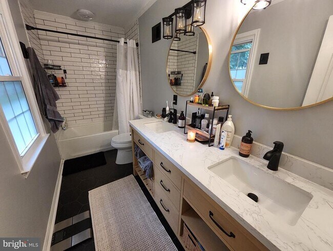 Foto del edificio - 4405 Lakewood Dr