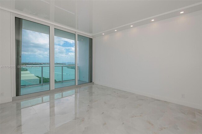 Foto del edificio - 100 Bayview Dr