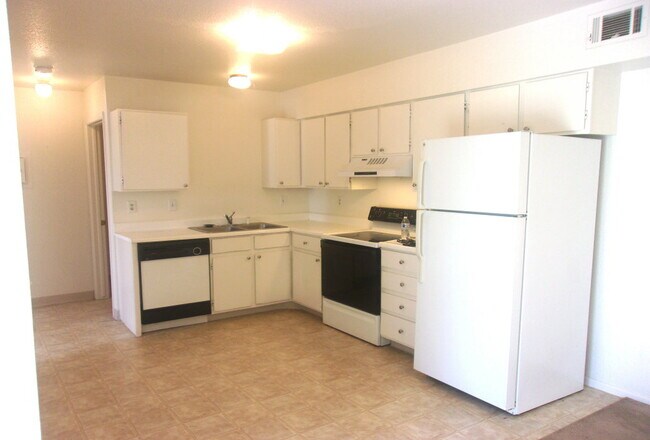 Building Photo - 2115 W Plum St