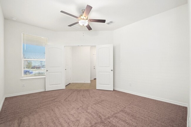 Building Photo - 4 bedroom with office and loft just South San Antonio