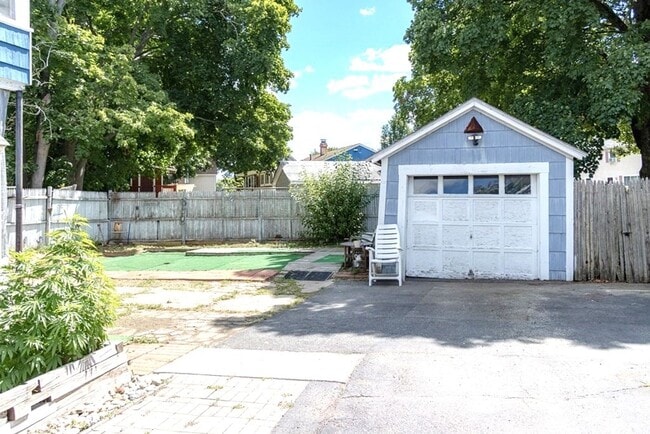 Building Photo - 74 Carlisle St