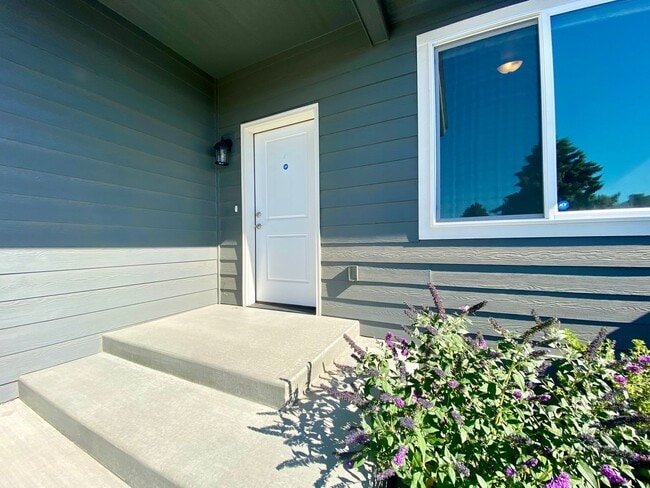 Building Photo - Beautiful, Newly-Built Home with Office