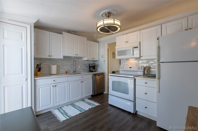 Building Photo - 42 Jacaranda Cay Ct
