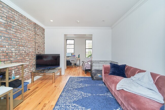 Foto del edificio - 310 E 83rd St