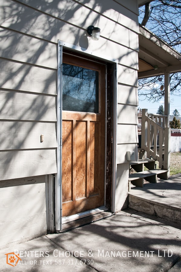 Photo du bâtiment - Pet friendly Basement Suite,With Laundry, Utilities Included