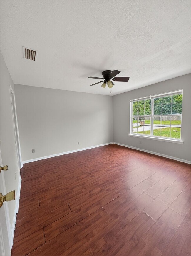 Building Photo - RATE DROP ALERT (was $2100/month) and MOVE-IN SPECIAL: $500 OFF 1ST MONTH'S RENT!**