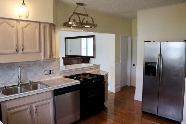 Rejilla para ollas, refrigerador de acero inoxidable con hielo y agua. Mármol. - 470 South Ave