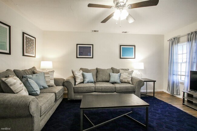 Foto del edificio - 2 br, 1 bath Duplex - 1319 East 53rd Street