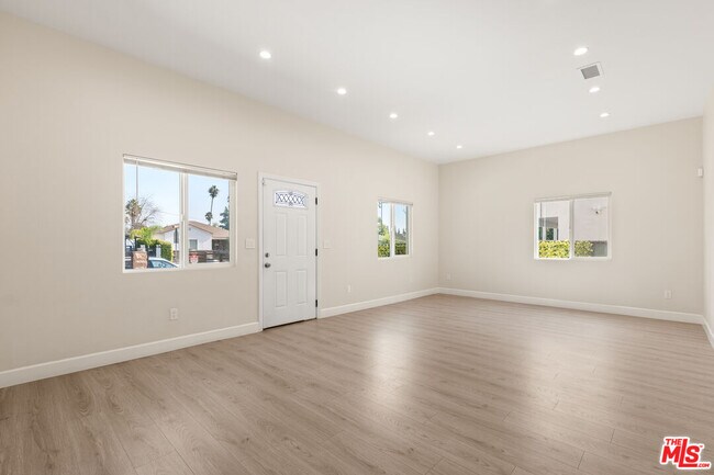 Foto del edificio - 6255 Gentry Ave