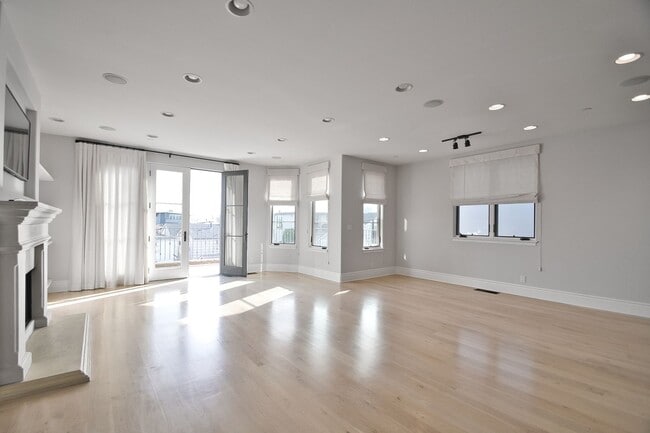 Building Photo - 3 Bed 3.5 Bath Town Home For Lease - Walk to Beach COMING SOON