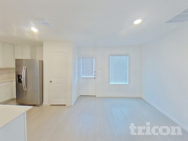 Building Photo - 913 Mossycup St