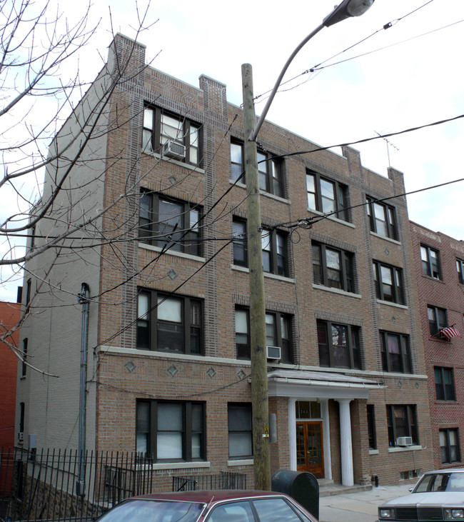 Foto del edificio - 245 McLean Ave