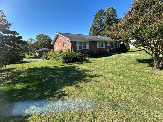 Foto del edificio - Beautiful 3 bed 3 bath home with finished ...