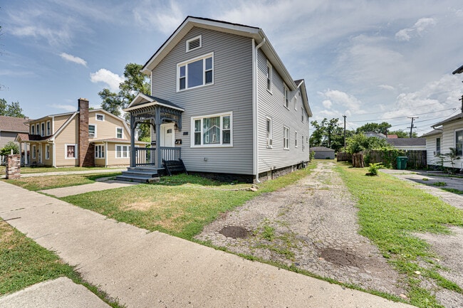 Building Photo - 208 Mound St