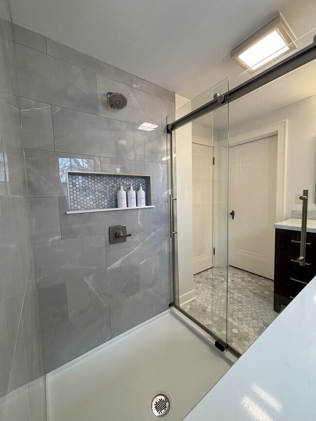 Huge 4'x4' shower - 174 Dixon St