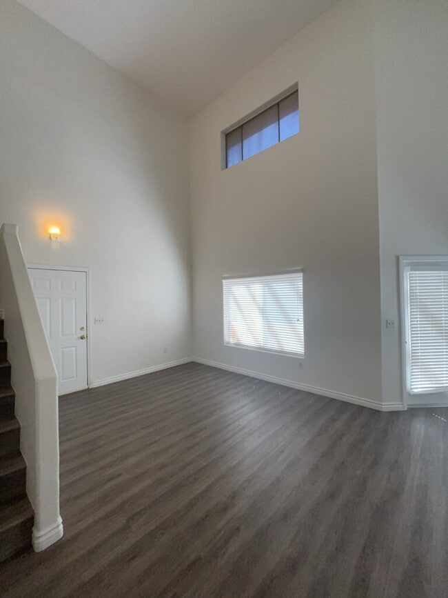 Building Photo - Spacious 3-Bed / 2.5 Bath Oasis: Modern Living in the Heart of Las Vegas!