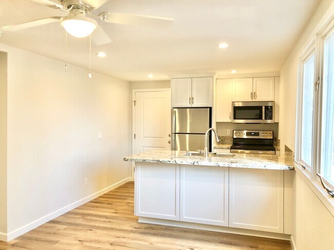 Foto del edificio - Beautiful Newer Custom Construction JADU G...