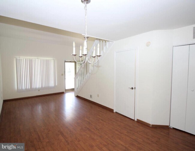 Building Photo - 1417 S Farmview Dr