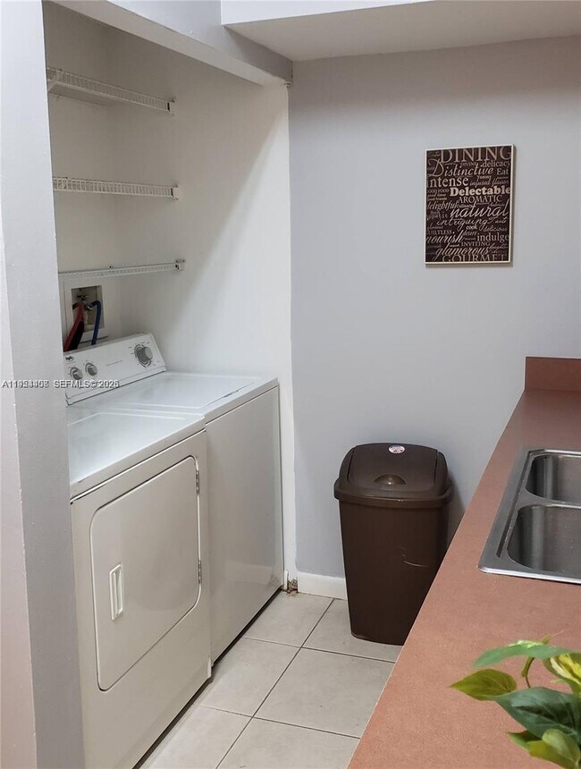 Foto del edificio - 18316 NW 68th Ave