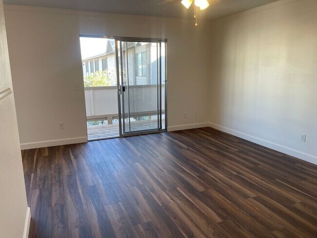 Building Photo - Updated 2bed/2bath