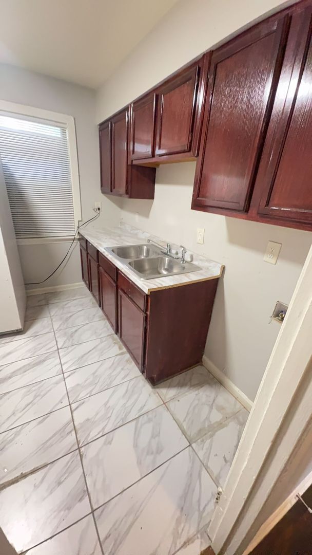 Building Photo - Maintained 3 bedroom 1 bath home - Open To...