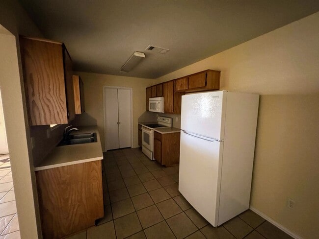 Building Photo - 2801 Alma Dr