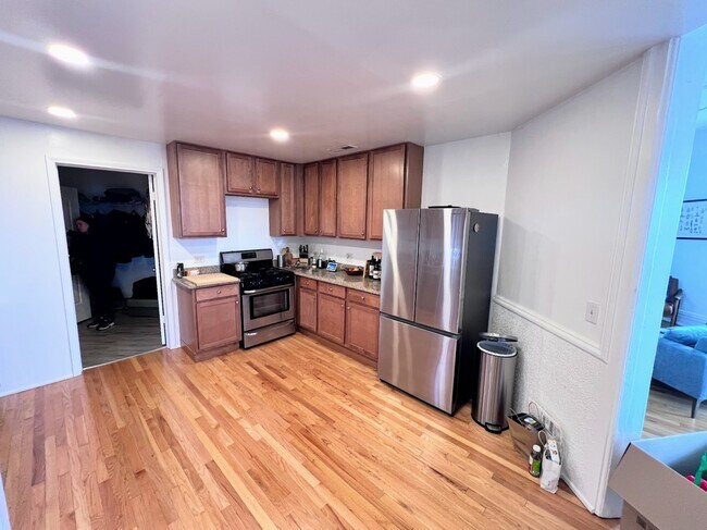 Foto del edificio - 2129 N Southport Ave