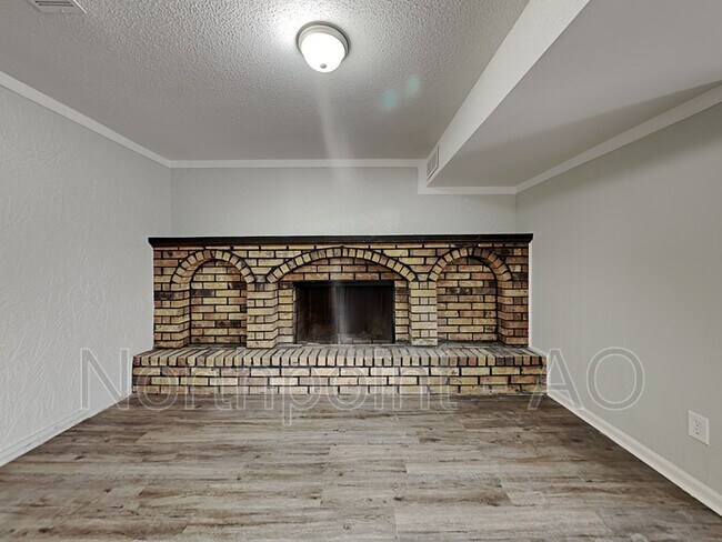 Building Photo - 208 E 11th St