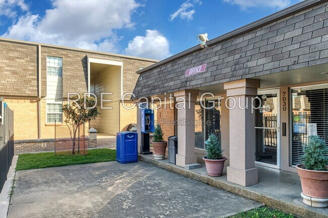 Foto del edificio - 7040 Glenview Dr