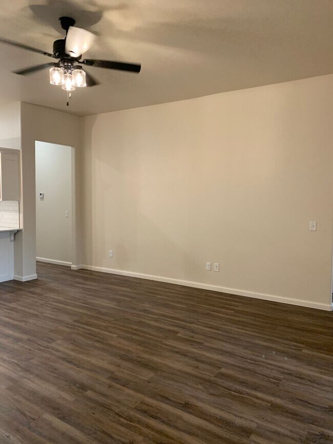 Foto del edificio - 3 bedroom, 3 bathroom, 2 car garage with a study in Gated Neighborhood